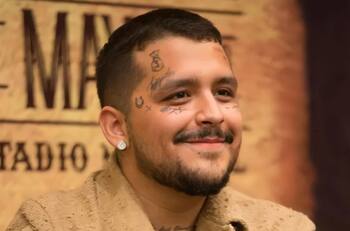 Christian Nodal cierra ciclos, reaparece con cabello rubio y flores