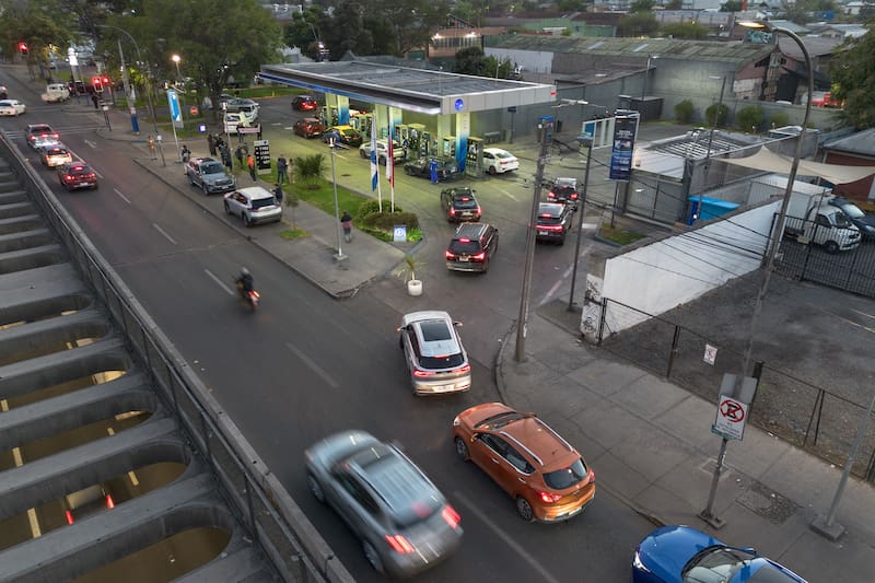 Aglomeraciones en distintas bencineras luego que el gobierno anunciara el alza de los combustibles por 370 pesos por litro debido a la guerra contra Irán
Copec de Vargas Fontecilla en Quinta Normal. Foto: Diego Martin/Aton Chile