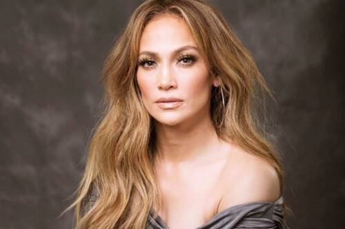 Jennifer Lopez posa en diminuta lencería y causa furor en redes sociales