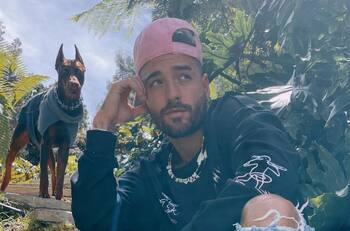 “Tengan mucho cuidado”: Maluma fue atacado por su perro dóberman, ¡en la cara!