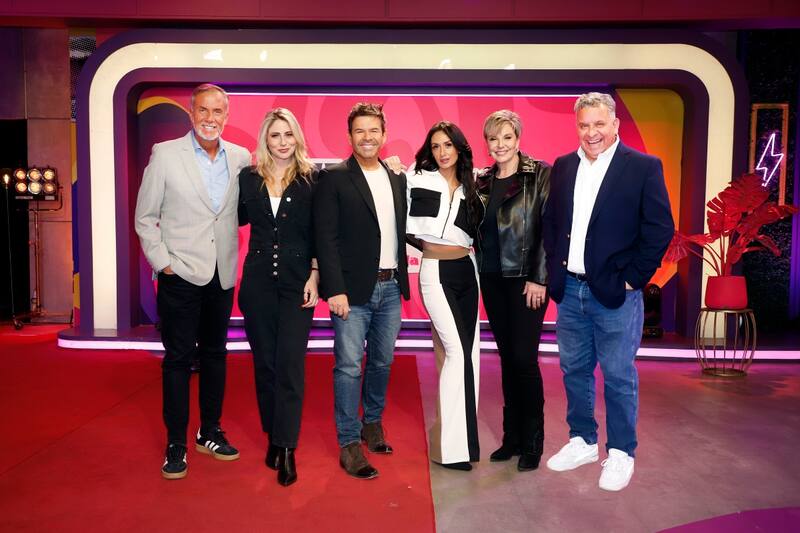 habría desvinculado a dos panelistas.