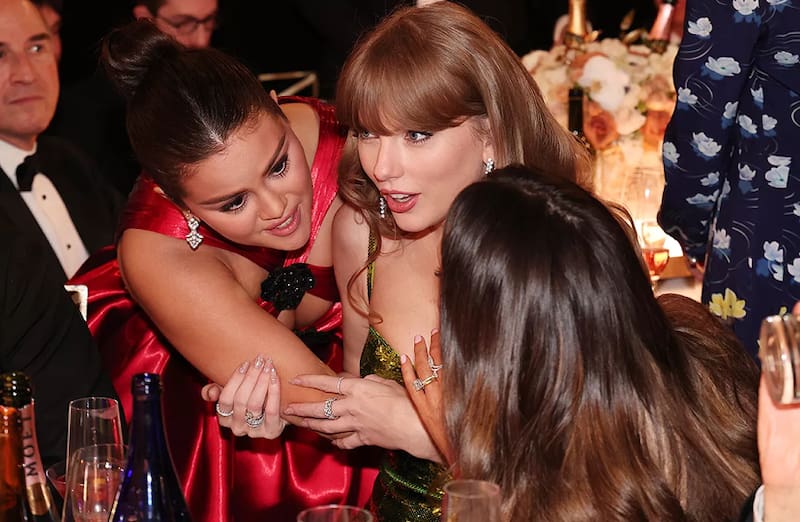 Polémica imagen de Selena Gomez y Taylor Swift en los Globos de Oro