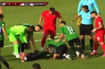 VIDEO | Luto en el fútbol mundial: jugador murió en pleno campo de juego en partido en Europa