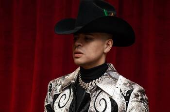 Eduin Caz se la pasa de lo lindo con sus "monerías", previas a sus conciertos