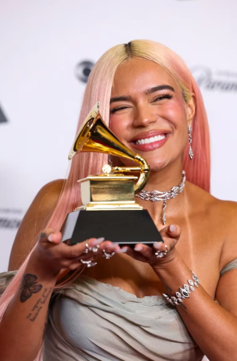 Karol G con uno de sus galardones del Grammy.