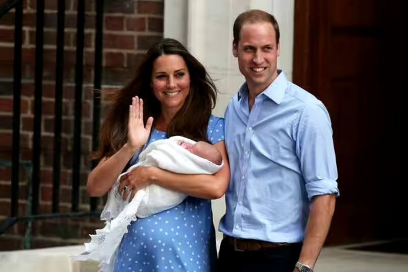 Los nuevos padres con el recién nacido Prince George fuera del Lindo Wing del hospital.
