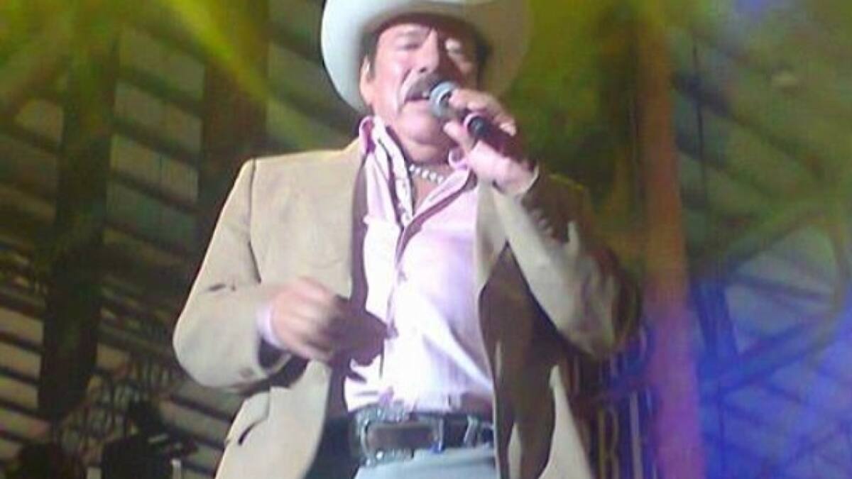 Así se justifica Lalo Mora por tocar indebidamente a una fan