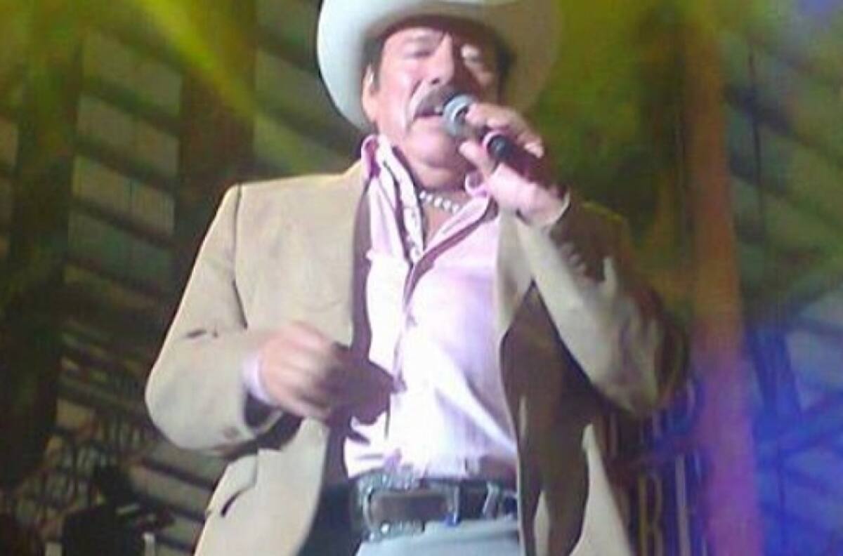 Así se justifica Lalo Mora por tocar indebidamente a una fan