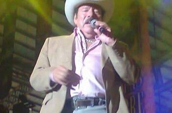 Así se justifica Lalo Mora por tocar indebidamente a una fan