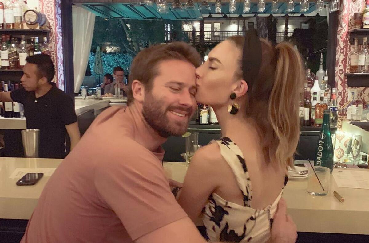 Ex esposa de Armie Hammer presume nuevo galán en redes sociales