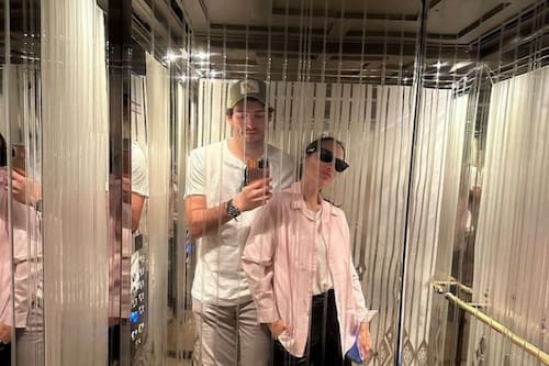 La pareja disfruta de París