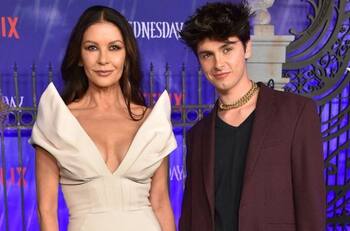 Hijo de Catherine Zeta-Jones se roba las miradas en la premier de "Wednesday"