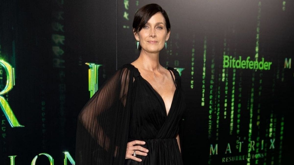 Carrie-Anne Moss usó impresionante vestido de 'lluvia digital' en el estreno de "The Matrix"