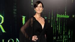 Carrie-Anne Moss usó impresionante vestido de 'lluvia digital' en el estreno de "The Matrix"