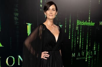 Carrie-Anne Moss usó impresionante vestido de 'lluvia digital' en el estreno de "The Matrix"