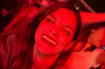 Irene Azuela comparte adorables fotografías de su hija bailando en el concierto de Café Tacvba