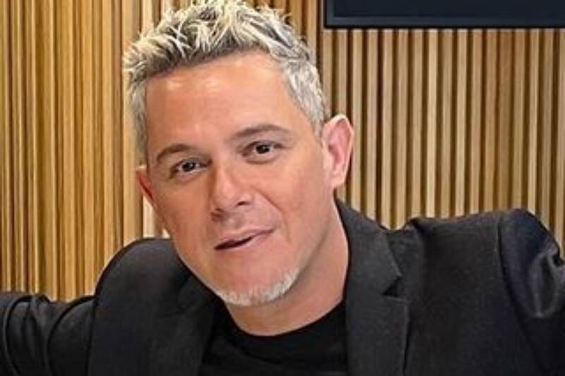 El cantante firmó con Sony Music.