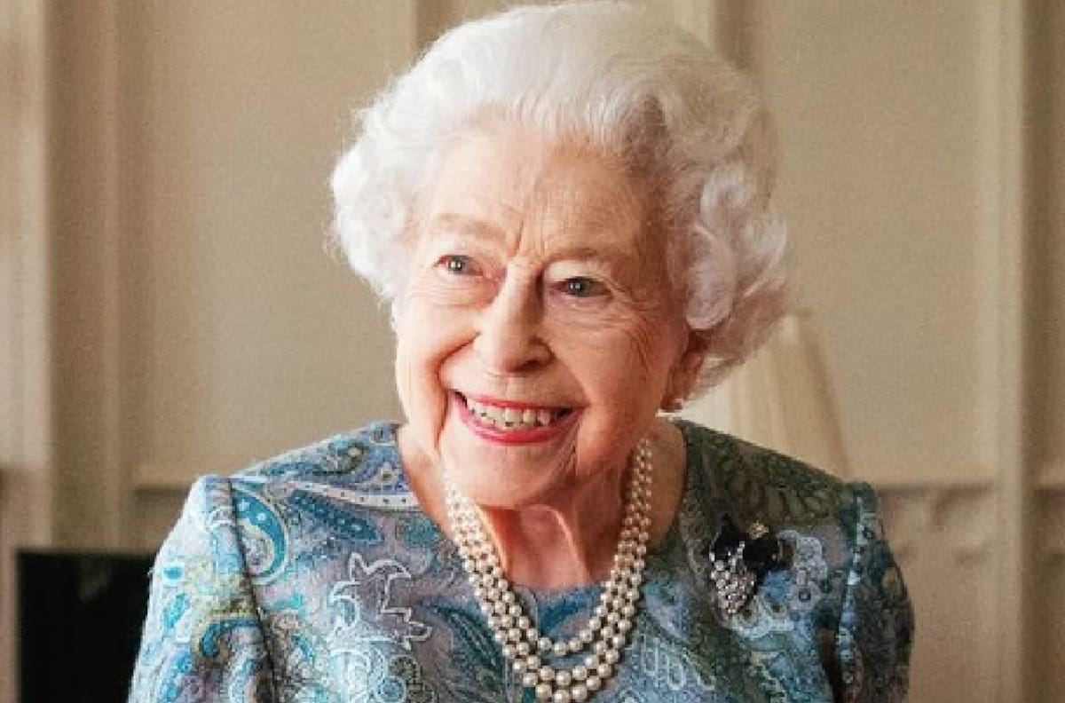 Reina Isabel luce espectacular en portada de revista británica