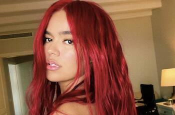 "No sé que pasa con Miami": Karol G vuelve a sufrir caída en pleno concierto