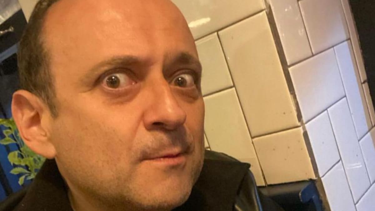 Lalo España revela que se enamora de personas que no tienen sus preferencias