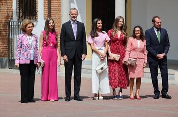 Llama la atención el lenguaje corporal de la reina Letizia y el rey Felipe VI durante la confirmación de la infanta Sofía