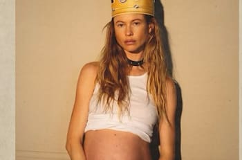 Behati Prinsloo presume pancita en atrevida foto; fans no la dejan olvidar polémica de infidelidad