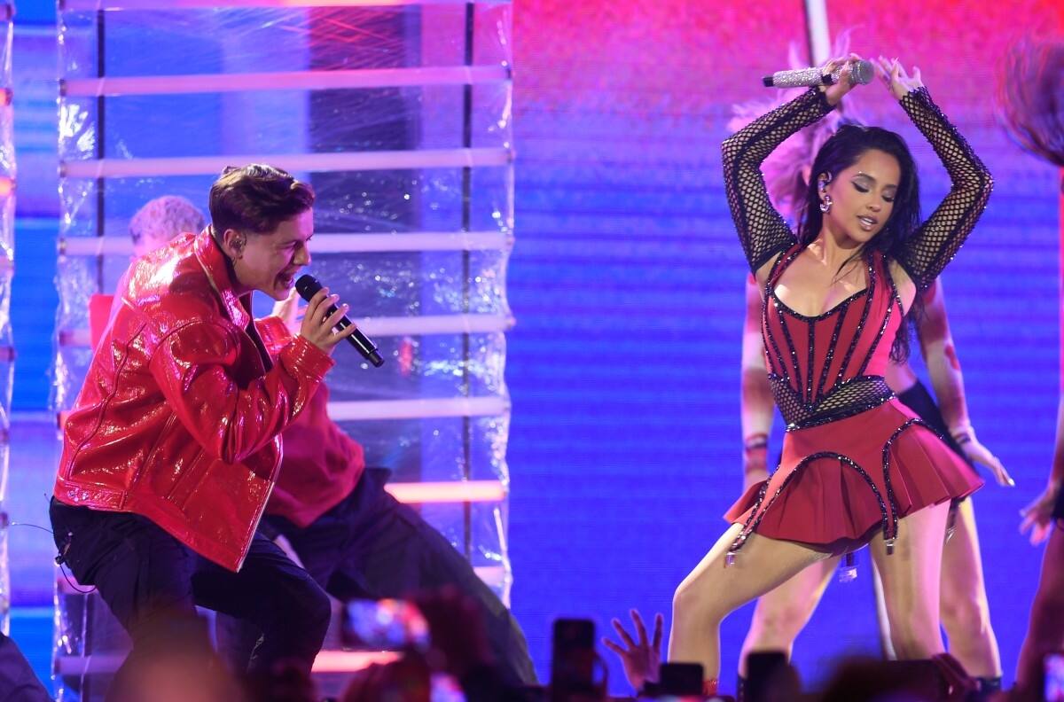Guaynaa y Becky G encienden el escenario de los premios MTV MIAW 2022