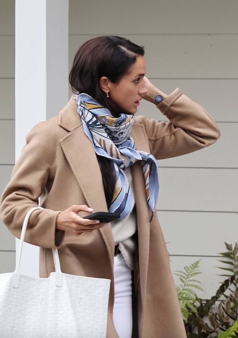 La duquesa de Sussex usando un parche anti estrés