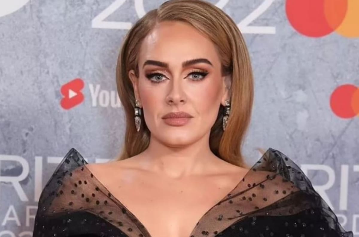 Adele desata rumores de compromiso al lucir un espectacular anillo en los BRIT Awards 2022