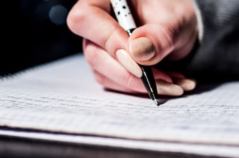 Grafología: Esto revela la forma y dirección de los trazos finales e iniciales de tu escritura