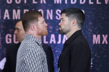 Leyenda del boxeo menosprecia al próximo rival de Canelo Álvarez y lo reta a enfrentarse a mejores
