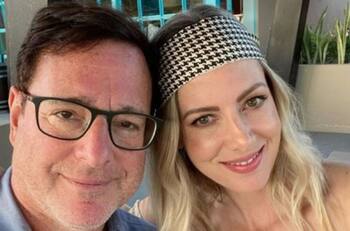Kelly Rizzo, viuda de Bob Saget, revela entre lágrimas, los últimos mensajes que recibió del actor