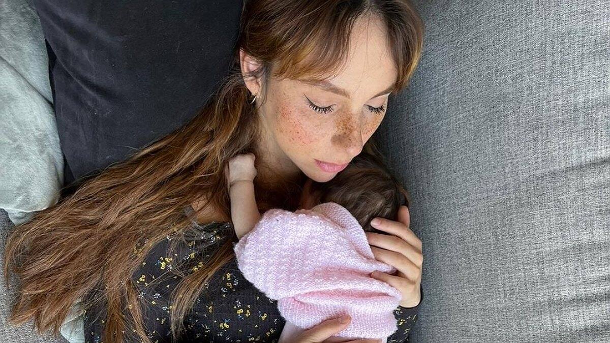 Natalia Téllez muestra los primeros pasos de su hija Emilia