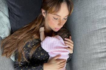 Natalia Téllez muestra los primeros pasos de su hija Emilia