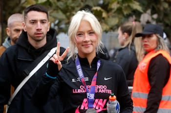 VIDEO| ¿Fue Chapu? Vesta Lugg enciende rumores tras aparecer con un ramo de flores en redes sociales