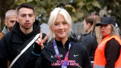 VIDEO| ¿Fue Chapu? Vesta Lugg enciende rumores tras aparecer con un ramo de flores en redes sociales