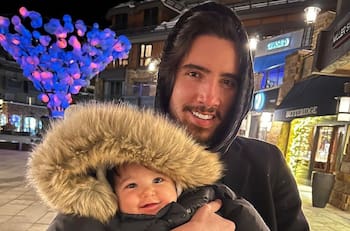 Álex Fernández celebra el primer cumpleaños de su hija con tiernas fotografías