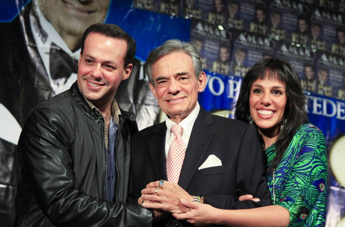 José José: ¿Anel Noreña grabó comercial en la tumba del cantante?