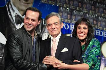 José José: ¿Anel Noreña grabó comercial en la tumba del cantante?