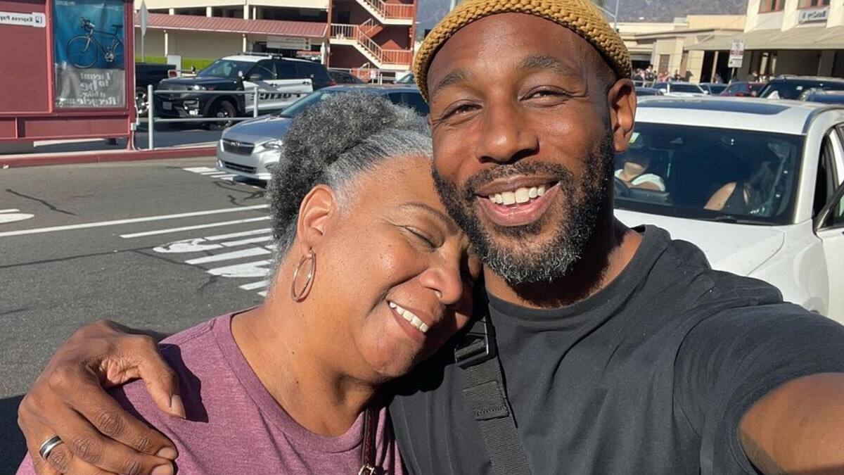 La madre de Stephen "tWitch" Boss rompe el silencio tras su inesperado suicidio