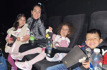 Georgina Rodríguez llevó a sus hijos por primera vez al cine y fue un desastre