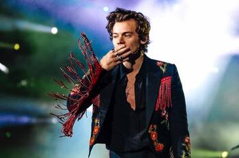 Harry Styles looks que lo hacen el músico mejor vestido en la actualidad