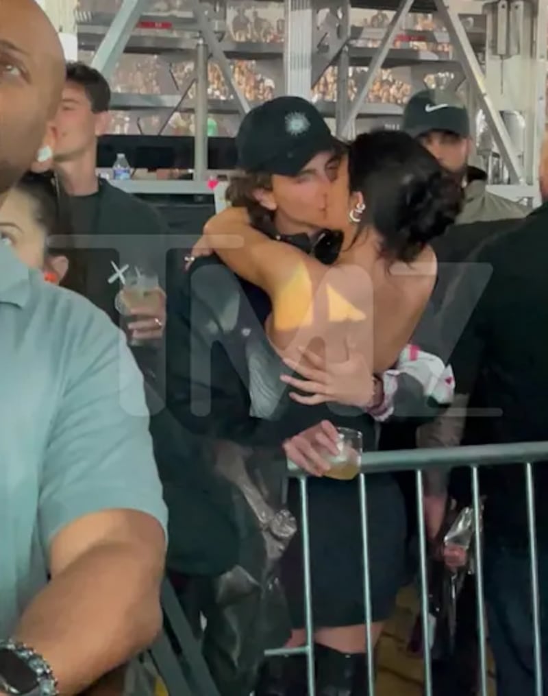 El portal de chismes TMZ filtró unas imágenes comprometedoras de Timothée Chalamet y Kylie Jenner dándose un apasionado beso.