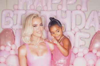 Khloé Kardashian lleva a su hija True a un hermoso paseo navideño lleno de luces