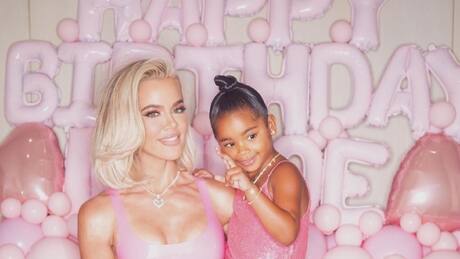 Khloé Kardashian lleva a su hija True a un hermoso paseo navideño lleno de luces