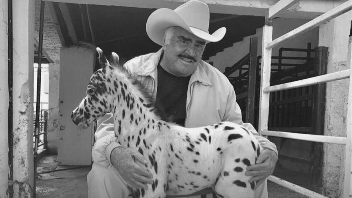 Fans lloran la muerte de Vicente Fernández afuera del hospital donde falleció