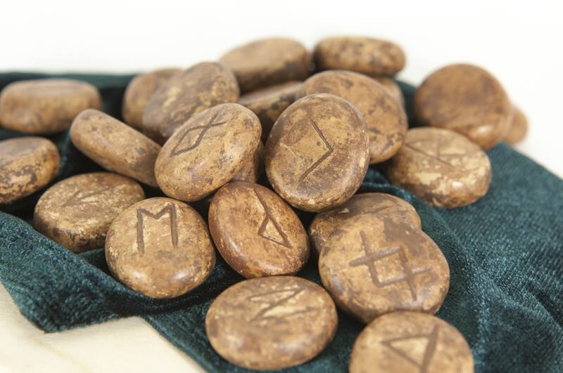 Descubre cómo será tu semana según la runa nórdica que elijas.