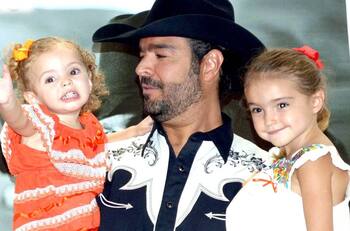 Pablo Montero conmueve al llevar serenata a su hija