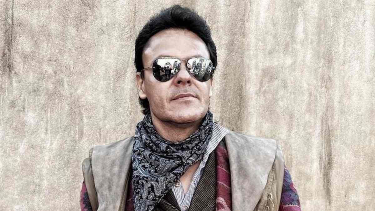 Pedro Fernández celebra cumpleaños 52 con el “permiso” de Malverde para interpretarlo