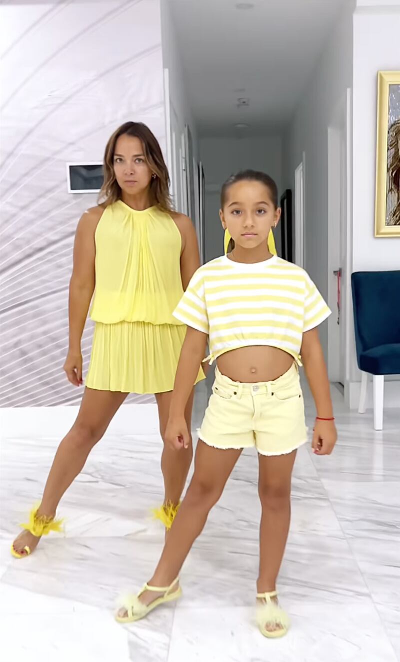 Adamari Lopez y Alaïa Costa bailando